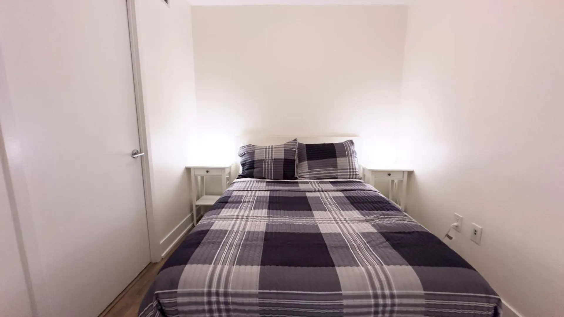 300 Front Suites - Two Beds With Free Parking Toronto Canada
