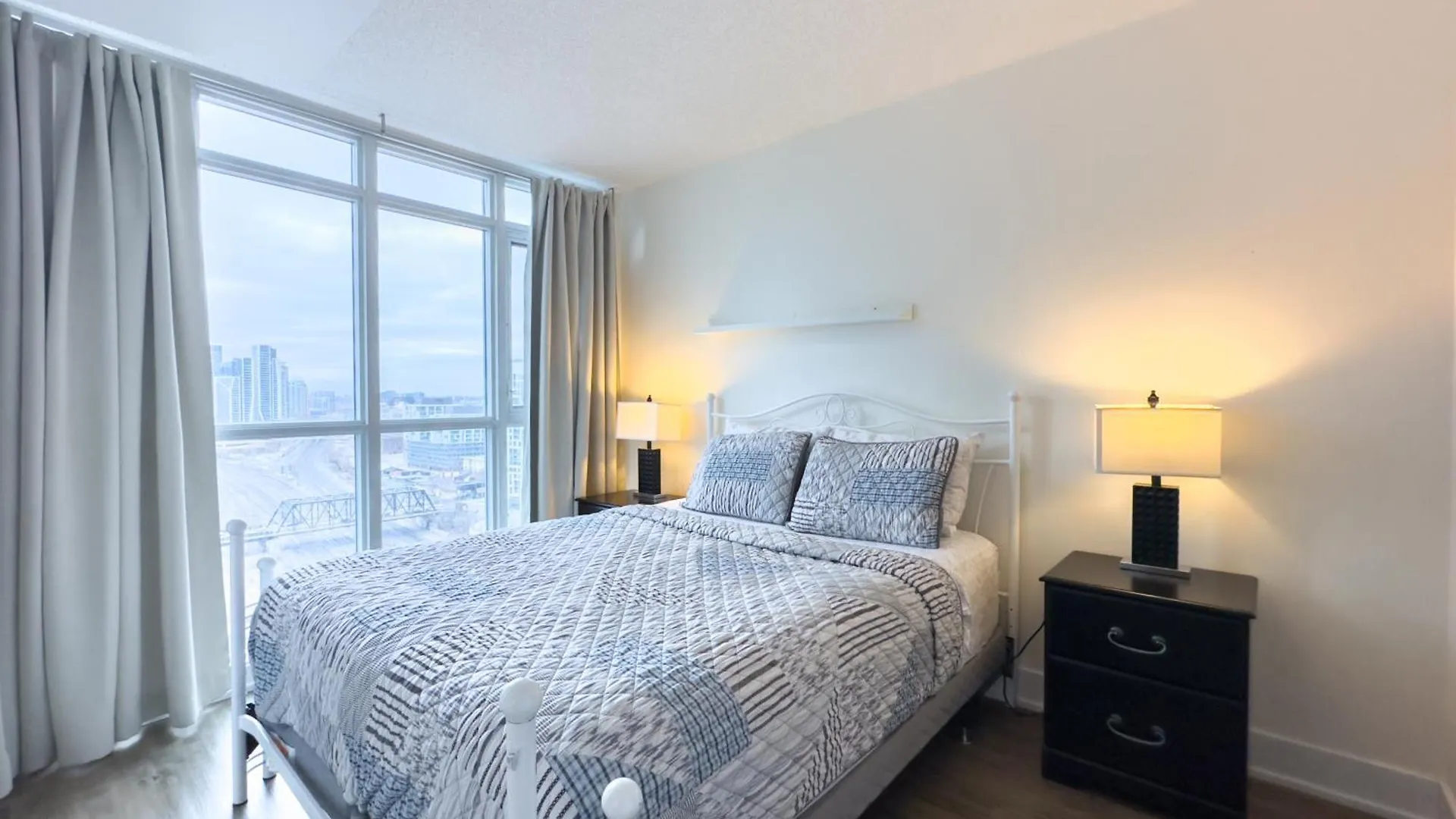 Apartment 300 Front Suites - Two Beds With Free Parking Toronto
