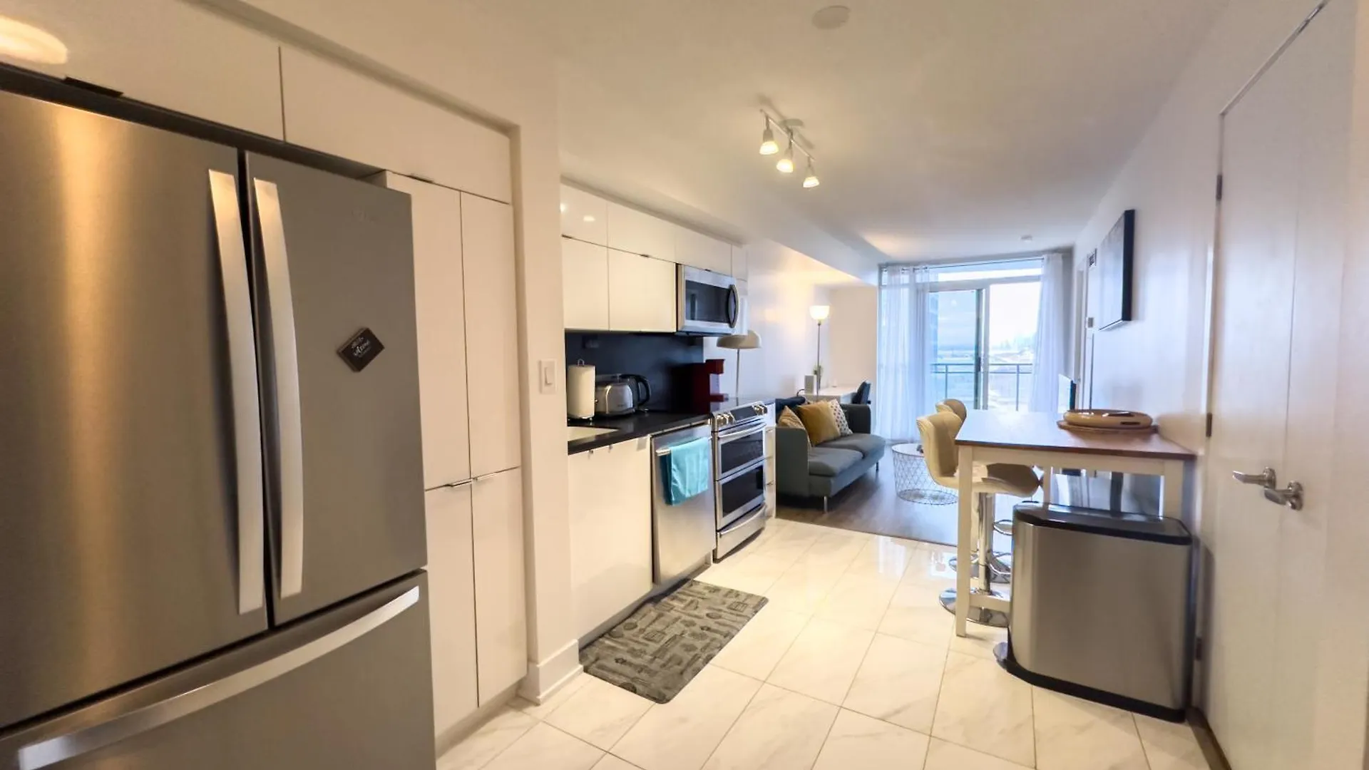 Apartment 300 Front Suites - Two Beds With Free Parking Toronto