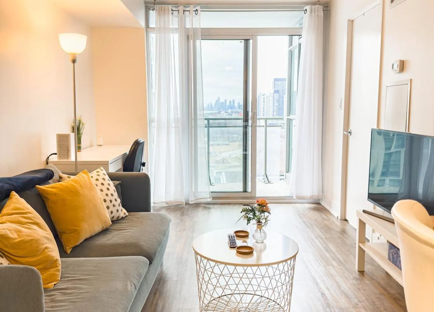 300 Front Suites - Two Beds With Free Parking Toronto Apartment