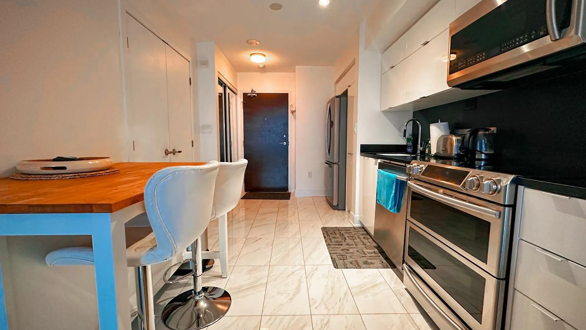 300 Front Suites - Two Beds With Free Parking Toronto Canada
